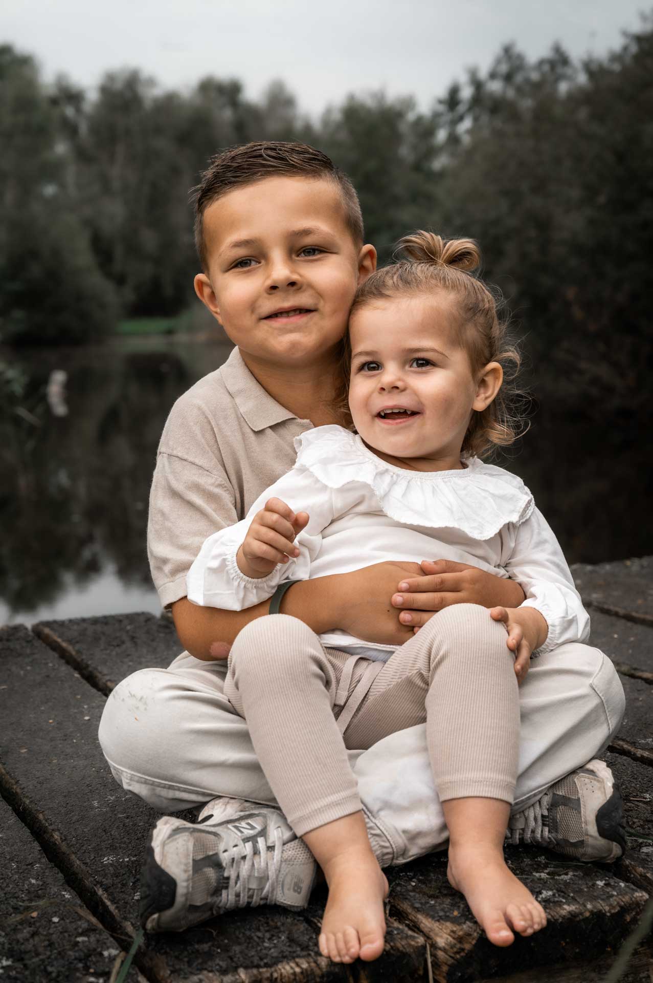 Broer en zus op de foto in Purmerend in Groengebied