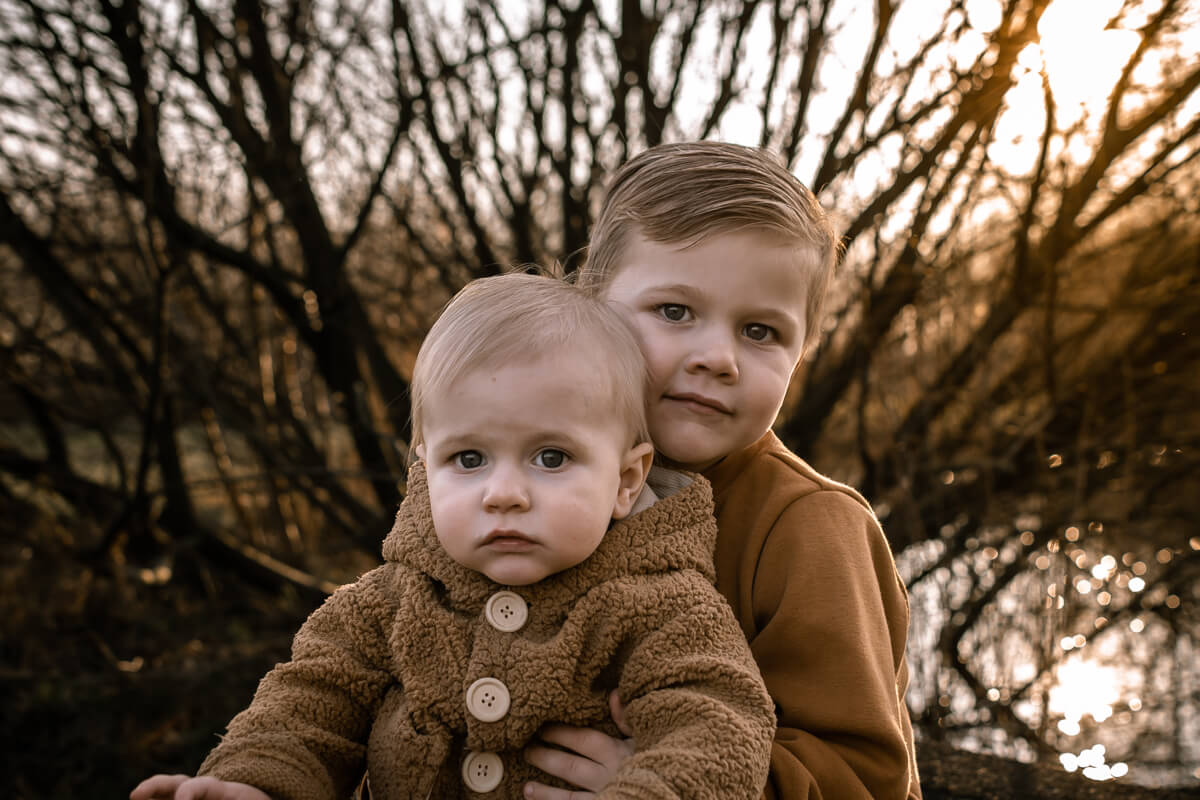 2 broers op de foto met zonsondergang
