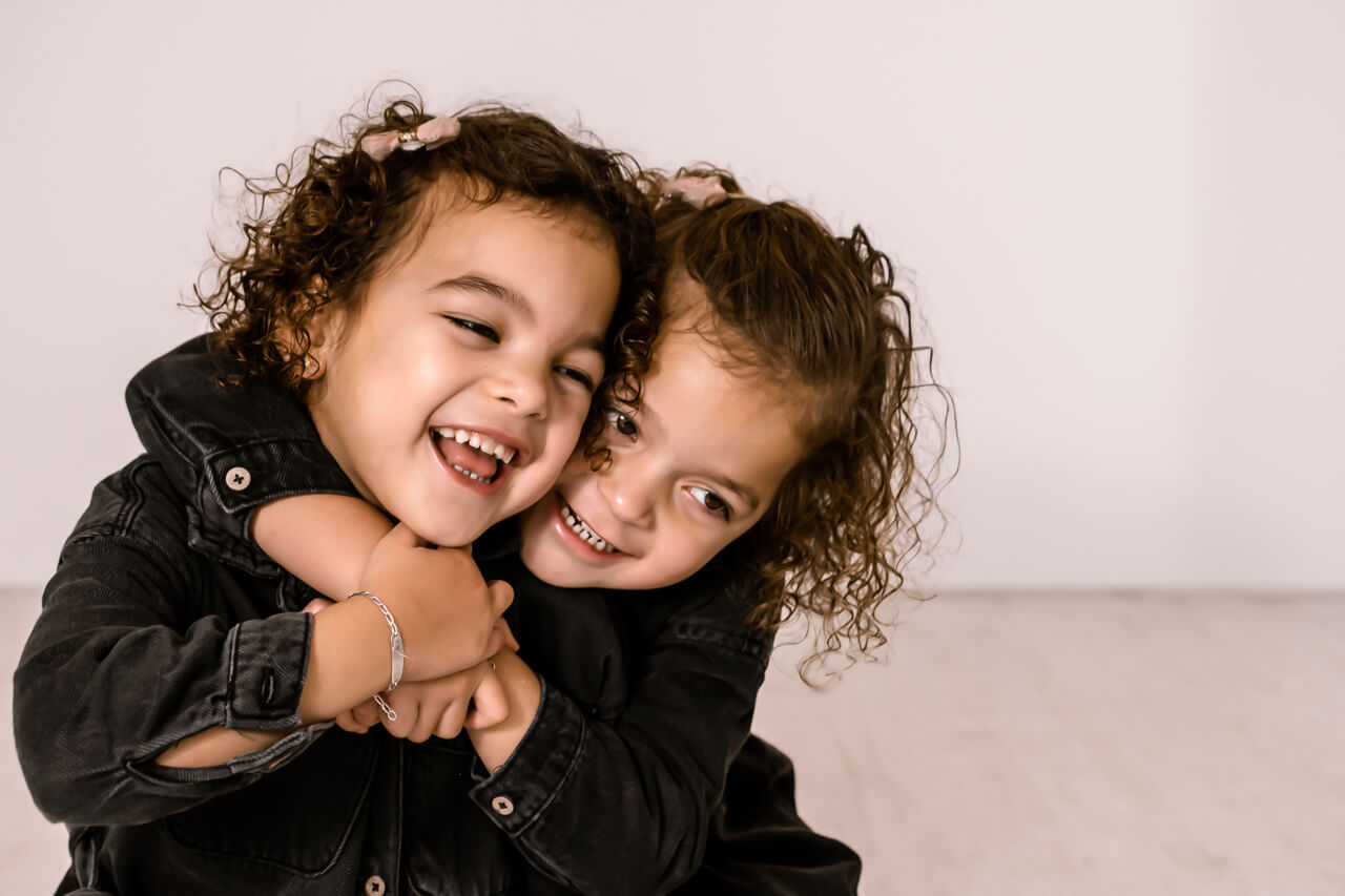 foto van lachende tweeling
