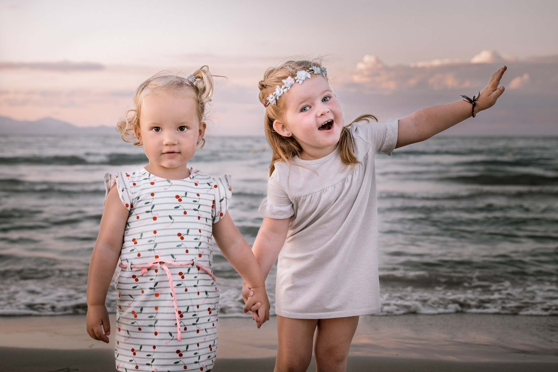 zusjes op de foto op vakantie