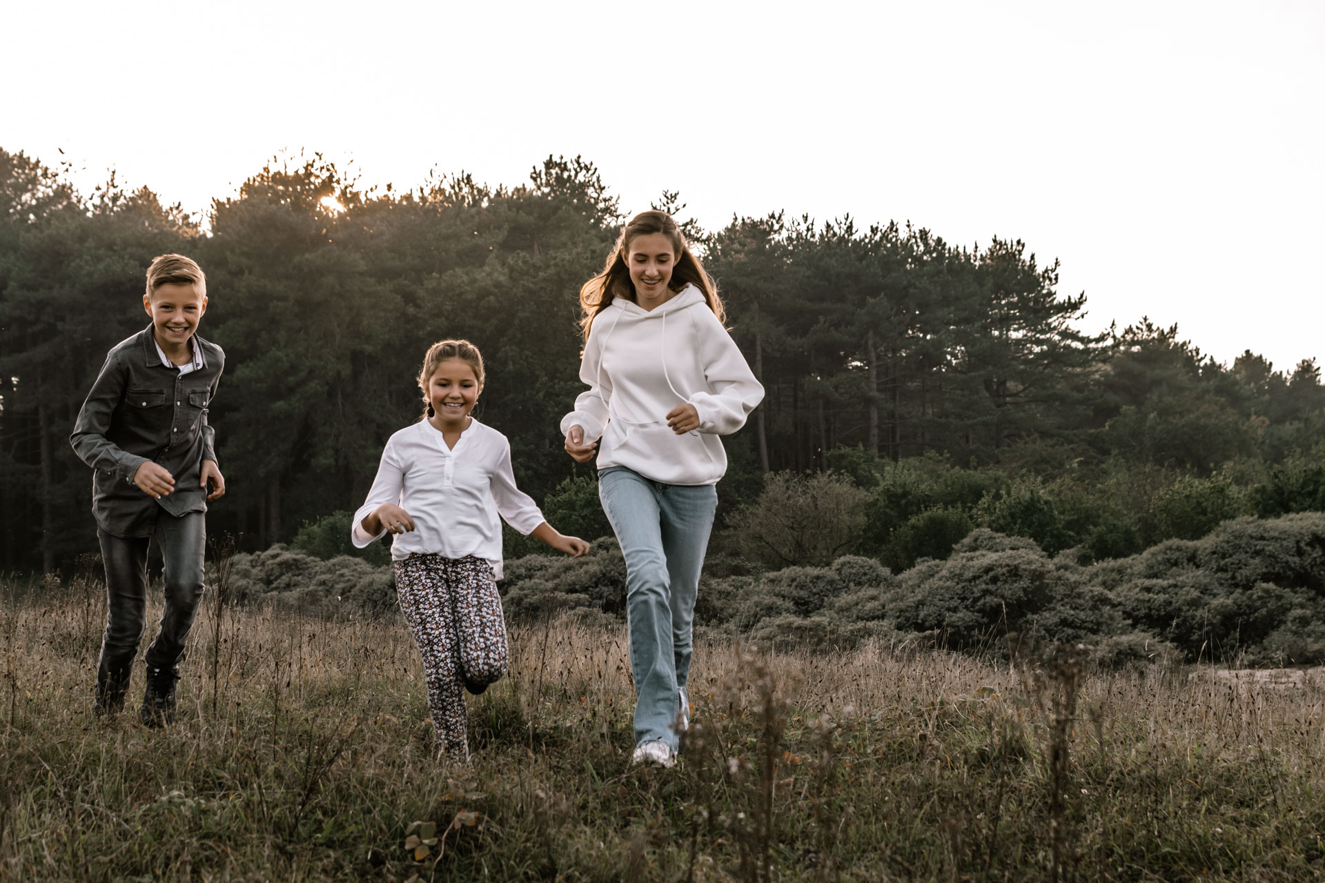 Foto van rennende kinderen in de duinen