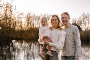 foto van gezin met meisje van 1 jaar oud in Groengebied Purmerend