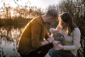 Foto van een gezin met baby van 2 weken ook, voor het goede doel Giro 555