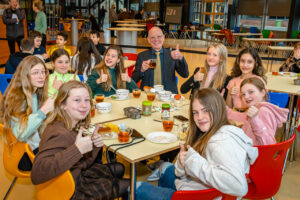 Foto van wethouder Purmerend bij het Clusius College Purmerend