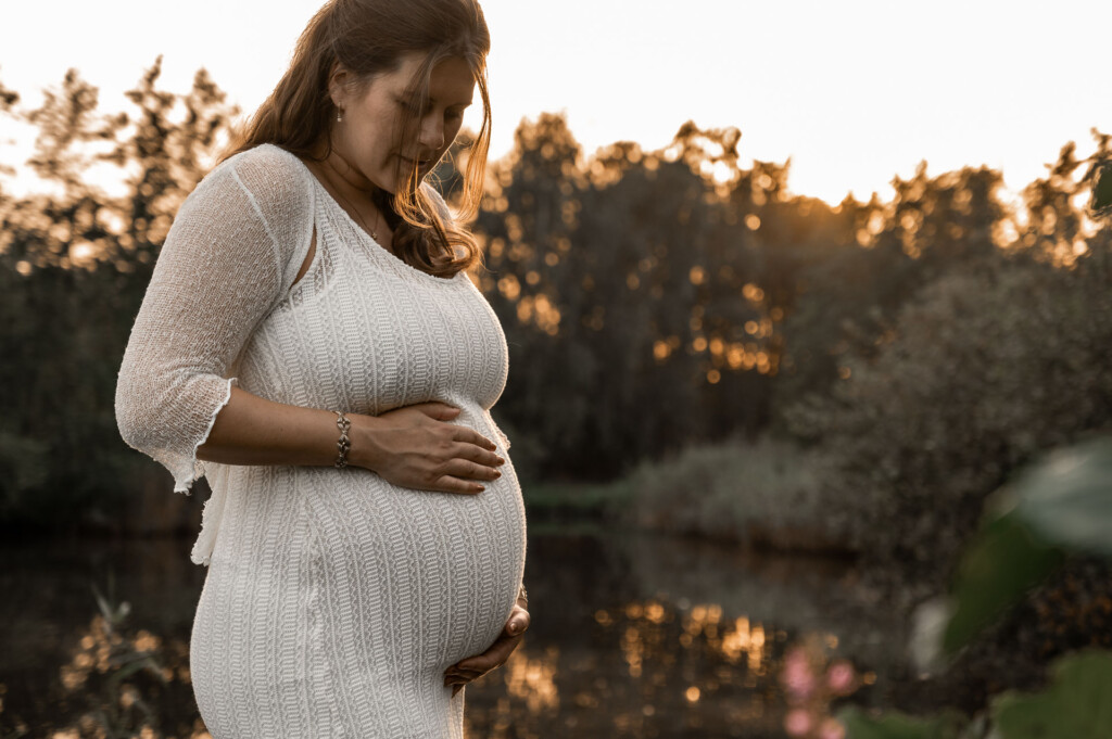 Fotoshoot in Groengebied Purmerend van een zwangere dame