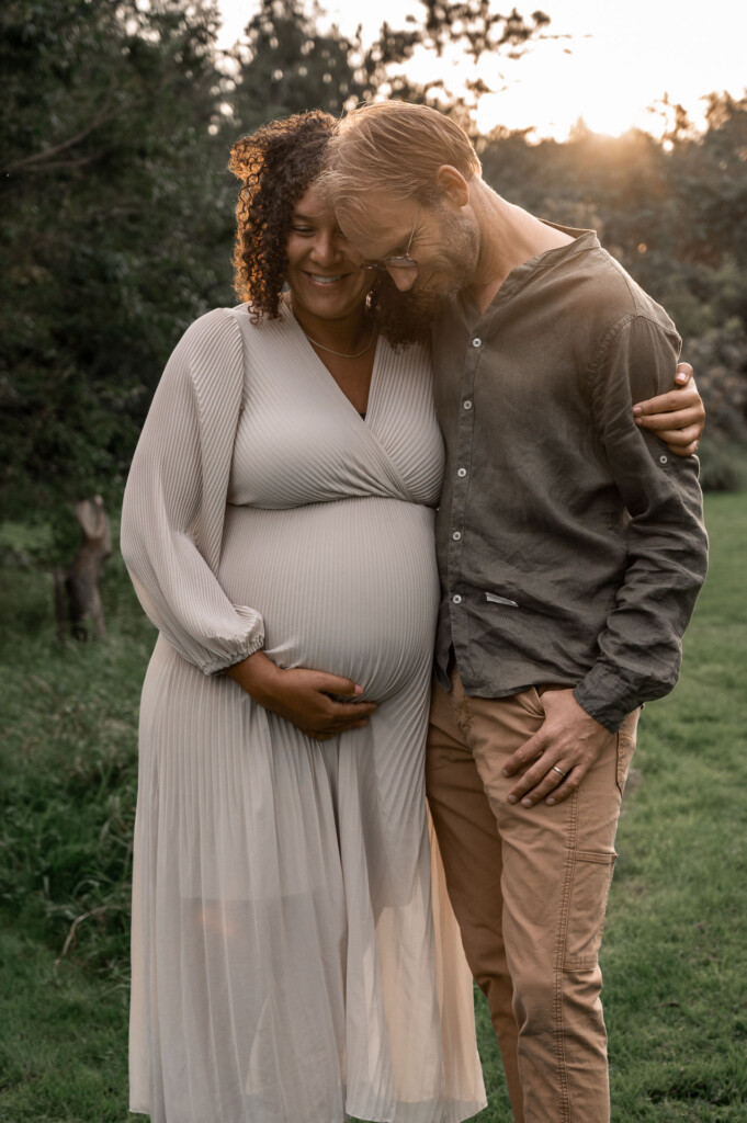 Liefde tijdens de fotoshoot van zwangere dame